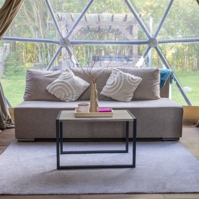 Sofa Žemės kupolo panoraminio lango fone